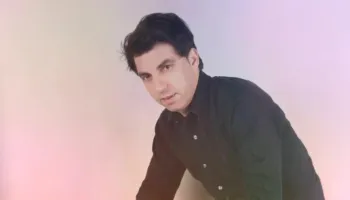 Vrau me thikë këngëtarin e njohur grek, Gjykata e dënon të miturin vetëm me 8 vite burgim!