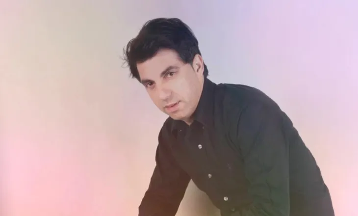 Vrau me thikë këngëtarin e njohur grek, Gjykata e dënon të miturin vetëm me 8 vite burgim!