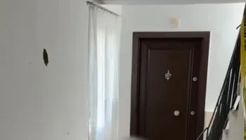 Vrima plumbash në mure dhe njolla gjaku në dysheme, zbulohen pamjet e skenës së vrasjes në Korçë