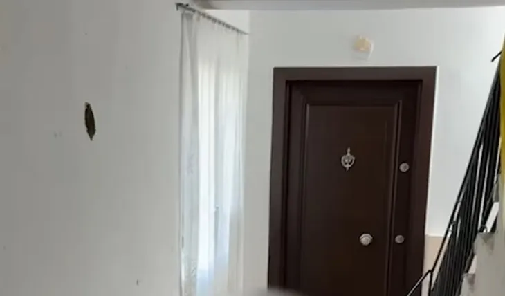 Vrima plumbash në mure dhe njolla gjaku në dysheme, zbulohen pamjet e skenës së vrasjes në Korçë