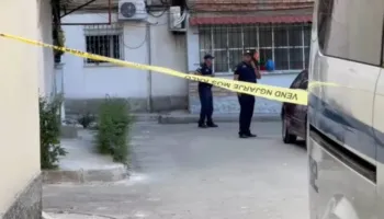 Vritet me kallashnikov 20-vjeçari në Korçë, autori kapet pranë banesës, gjendet arma, vrasësi ishte shok fëmijërie…