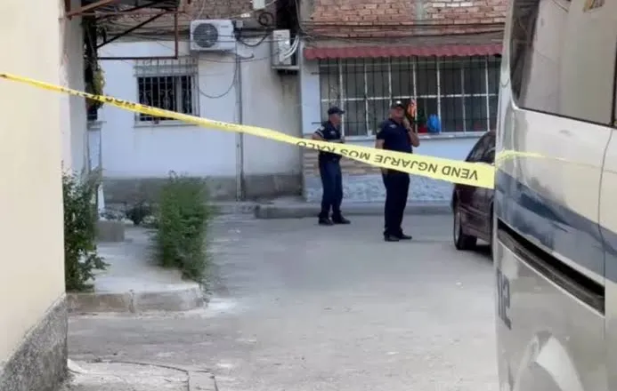 Vritet me kallashnikov 20-vjeçari në Korçë, autori kapet pranë banesës, gjendet arma, vrasësi ishte shok fëmijërie…
