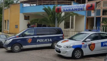 Vritet me thikë 20-vjeçari francez në Ksamil, i riu gjendet i pajetë në një shezlong