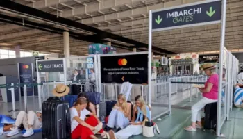 Vullkani Etna vijon të nxjerrë lumenj llave dhe tonelata hi, mbetet i mbyllur aeroporti i Catania, rreth 700 fluturime të anuluara