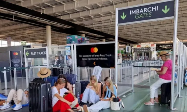 Vullkani Etna vijon të nxjerrë lumenj llave dhe tonelata hi, mbetet i mbyllur aeroporti i Catania, rreth 700 fluturime të anuluara