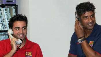 Xavi emocionohet nga surpriza e ish-trajnerit gjatë prezantimit te Holanda