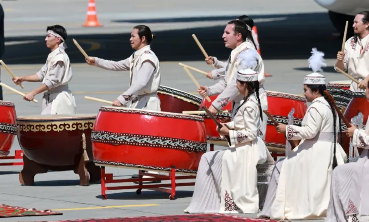 Xi Jinping-u mbërrin në Bishkek për të marrë pjesë në Samitin e OBSh-së 2026 dhe për vizitë shtetërore në Kirgizistan