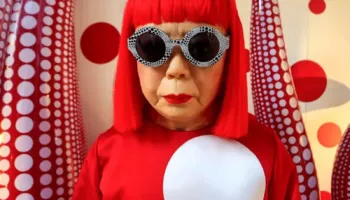 Yayoi Kusama, artistja japoneze e pikave që krijoi botë të pafundme, vdes në moshën 97-vjeçare