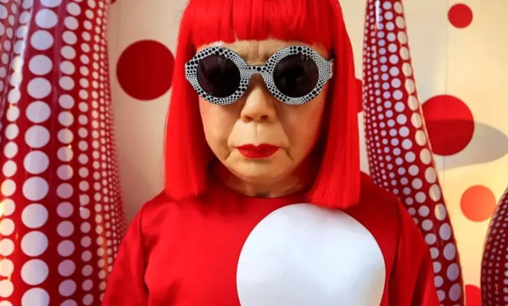 Yayoi Kusama, artistja japoneze e pikave që krijoi botë të pafundme, vdes në moshën 97-vjeçare