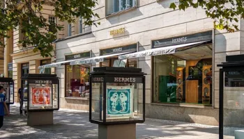 Ylli i komedisë amerikane bllokohet në tualetin e Hermès për 80 minuta –