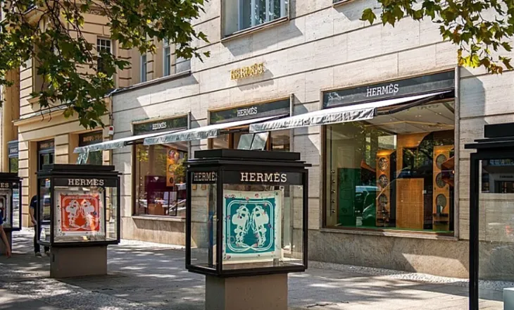 Ylli i komedisë amerikane bllokohet në tualetin e Hermès për 80 minuta –