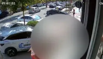Zbulohen pamjet e aksidentit tragjik në Durrës, momenti kur taksia përplas për vdekje 66-vjeçarin në trotuar! Shpëtojnë kalimtarët e tjerë