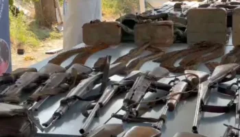 Zbulohet arsenal armësh në Kosovë, policia gjen pushkë, automatikë, municione dhe uniforma ushtarake