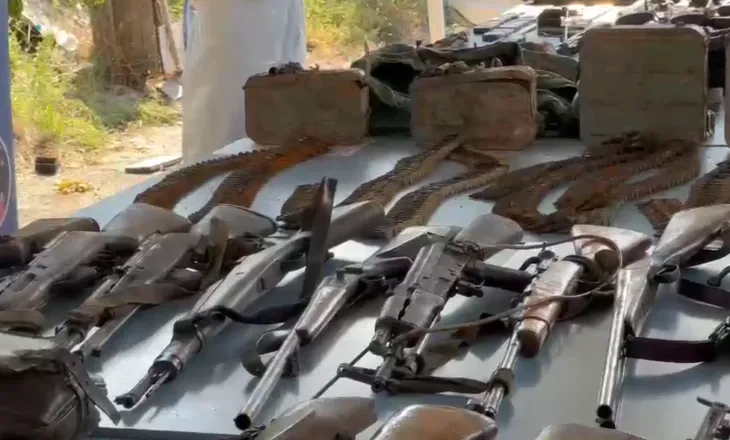 Zbulohet arsenal armësh në Kosovë, policia gjen pushkë, automatikë, municione dhe uniforma ushtarake