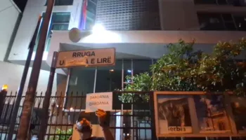 Zelensky përsëriti në Beograd mosnjohjen e Kosovës, në Tiranë protestuesit i kthehen kundër Ukrainës, mblidhen para ambasadës