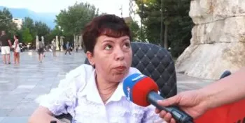 “Zëri ynë ka qenë i shurdhër”/ Në karrige me rrota, vjen çdo ditë nga Kamza në protestë: 10 vite luftoj për një banesë