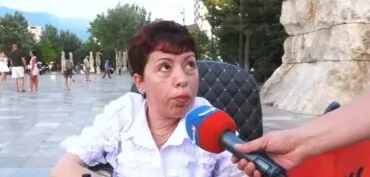 “Zëri ynë ka qenë i shurdhër”/ Në karrige me rrota, vjen çdo ditë nga Kamza në protestë: 10 vite luftoj për një banesë