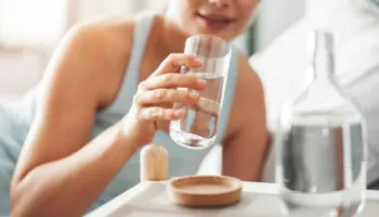 Zgjoheni me etje dhe gojë të thatë – çfarë ndodh në trup gjatë natës