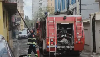 Zjarr i fuqishëm në një banesë dykatëshe në Fier, dëme të mëdha materiale