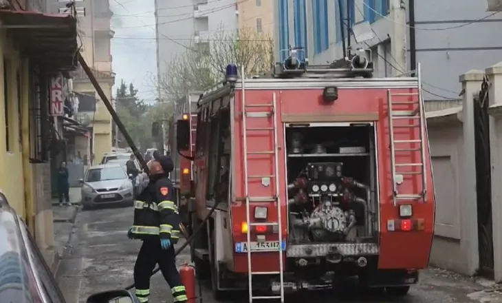 Zjarr i fuqishëm në një banesë dykatëshe në Fier, dëme të mëdha materiale