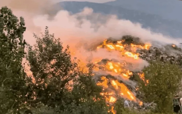 Zjarr i madh edhe në malësinë e Klosit, rrezikohet një fshat i tërë! Kërkohet dhe ndërhyrje nga ajri, dyshohet i qëllimshëm