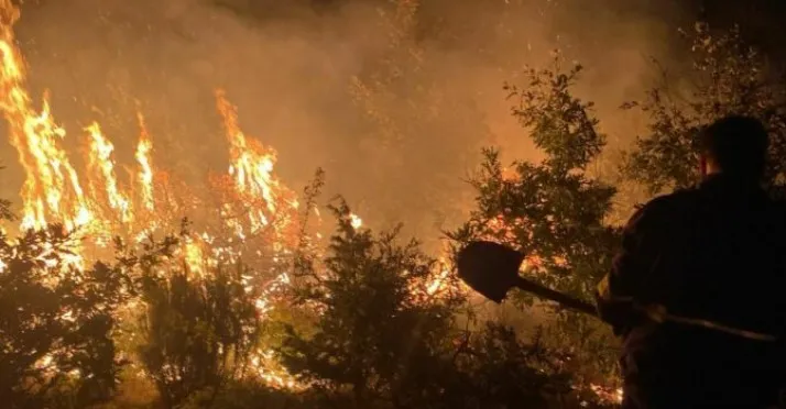 Zjarr i madh edhe në Mat, terreni i vështirë pengon ndërhyrjen nga terreni, dyshohet se është i qëllimshëm!