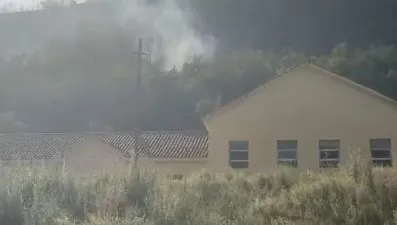 Zjarr i madh edhe në Perlat të Mirditës, flakët rrezikojnë banesat dhe shkollën e fshatit!