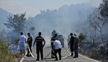 Zjarr i madh në fshatin Kash të Ballshit, digjen dy banesa, rrezikohen edhe të tjera