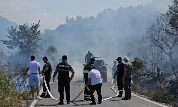 Zjarr i madh në fshatin Kash të Ballshit, digjen dy banesa, rrezikohen edhe të tjera