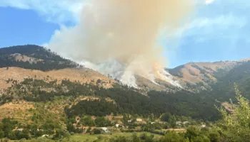 Zjarr i madh në Parkun Kombëtar Lurë-Mali i Dejës/ Flakët përhapen me shpejtësi, shkak era e fortë
