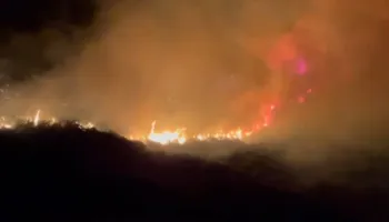 Zjarr i madh në Qishbardhë të Vlorës, era e fortë favorizon përhapjen e flakëve