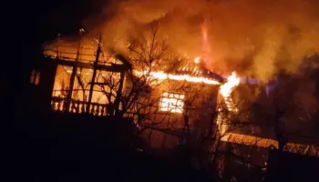 Zjarr i përmasave të mëdha/ Flakët rrezikojnë dy banesa