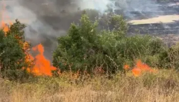 Zjarr i përmasave të mëdha në Klos, flakët afrohen drejt banesave