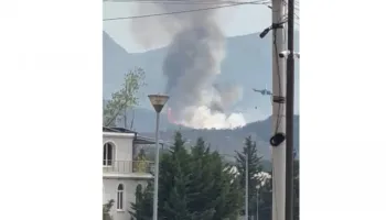 Zjarr i përmasave të mëdha përfshin Farkën, as helikopteri s’i shuan dot