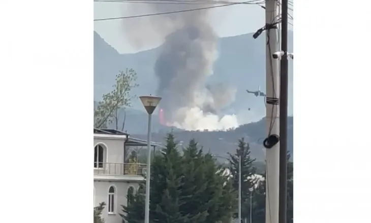Zjarr i përmasave të mëdha përfshin Farkën, as helikopteri s’i shuan dot
