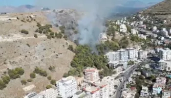 Zjarr i përmasave të mëdha pranë Hotel Turizmit në Sarandë