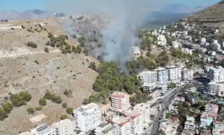 Zjarr i përmasave të mëdha pranë Hotel Turizmit në Sarandë