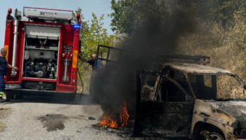 Zjarr masiv drejt fshatrave Labovë në Gjirokastër, flakët nisën nga një automjet e u përhapën nga erërat e forta