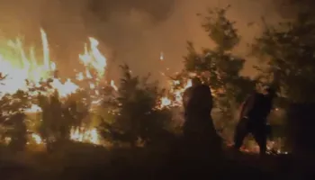 Zjarr masiv mbi fshatin Muzhakë të Matit