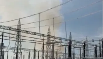 Zjarr masiv pranë nënstacionit 400 kV në Elbasan, flakët përfshijnë një parcelë me ullinj