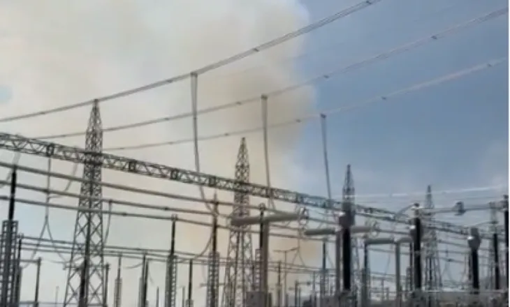 Zjarr masiv pranë nënstacionit 400 kV në Elbasan, flakët përfshijnë një parcelë me ullinj