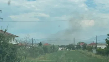 Zjarr masiv tek tregu ushqimor në Elbasan, tymi i zi mbulon zonën, 3 zjarrfikëse në vendngjarje