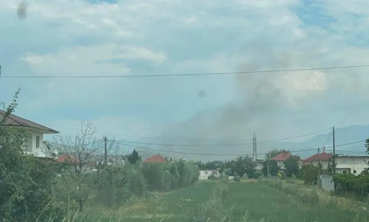 Zjarr masiv tek tregu ushqimor në Elbasan, tymi i zi mbulon zonën, 3 zjarrfikëse në vendngjarje