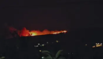 Zjarr mbi Kaninë, era e fortë favorizon flakët