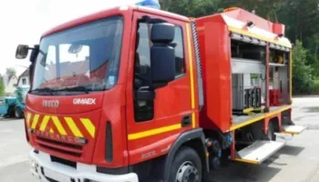 Zjarr në Baldushk, rrezikohen disa banesa nga flakët, era po favorizon përhapjen e tyre
