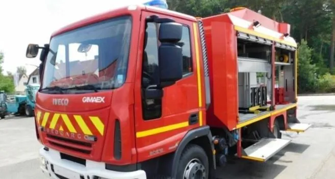 Zjarr në Baldushk, rrezikohen disa banesa nga flakët, era po favorizon përhapjen e tyre