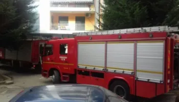 Zjarr në Berat/ Përfshihet nga flakët magazina me materiale bujqësore, shpëton banesa dykatëshe