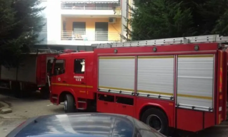 Zjarr në Berat/ Përfshihet nga flakët magazina me materiale bujqësore, shpëton banesa dykatëshe
