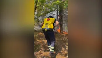 Zjarr në fshatin Lugaxhi të Elbasanit, i afrohet zonave të banuara
