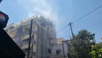 Zjarr në katin e pestë të një pallati në Sarandë, dyshohet për defekt elektrik